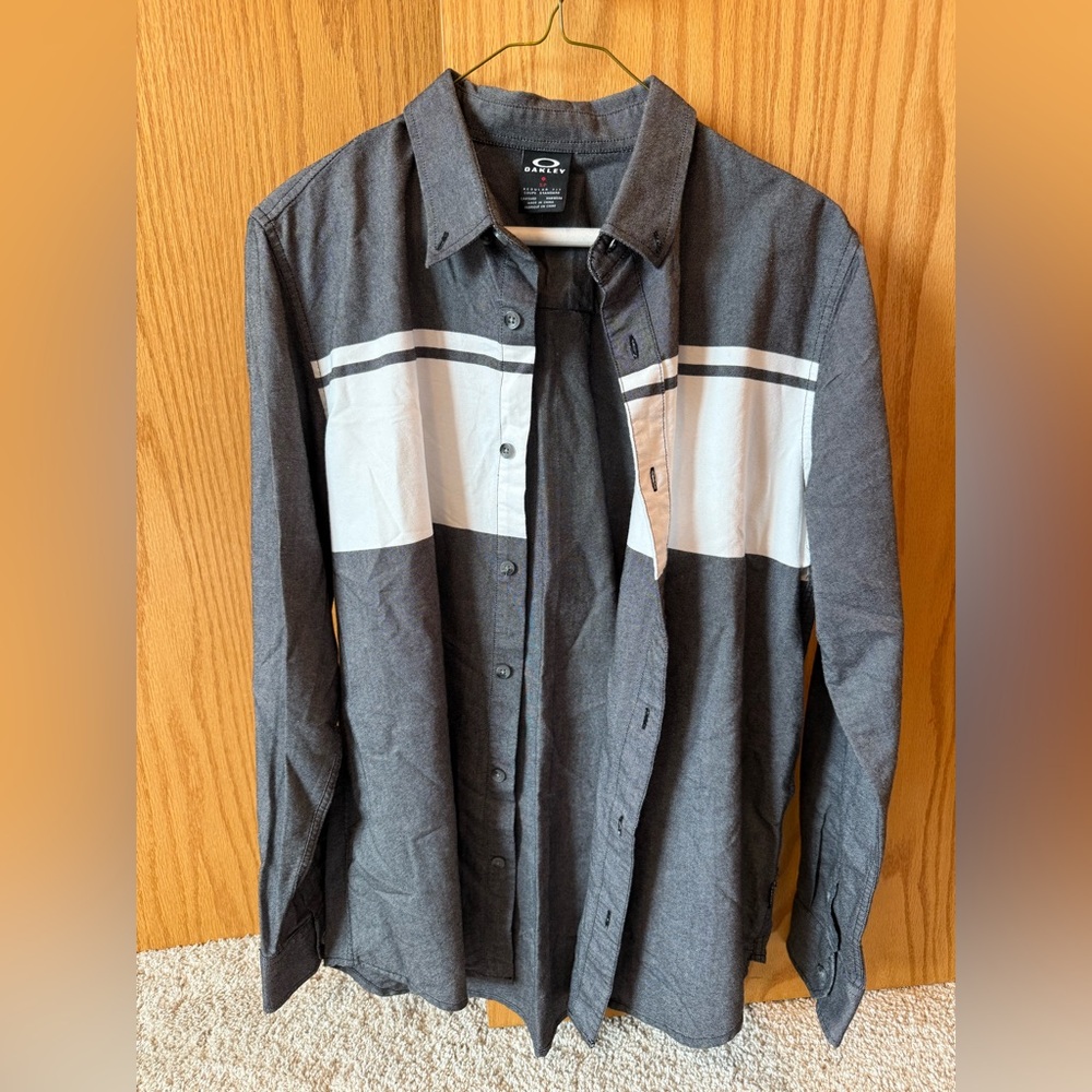 Oakley Men’s Gray and White Button-Up Shirt